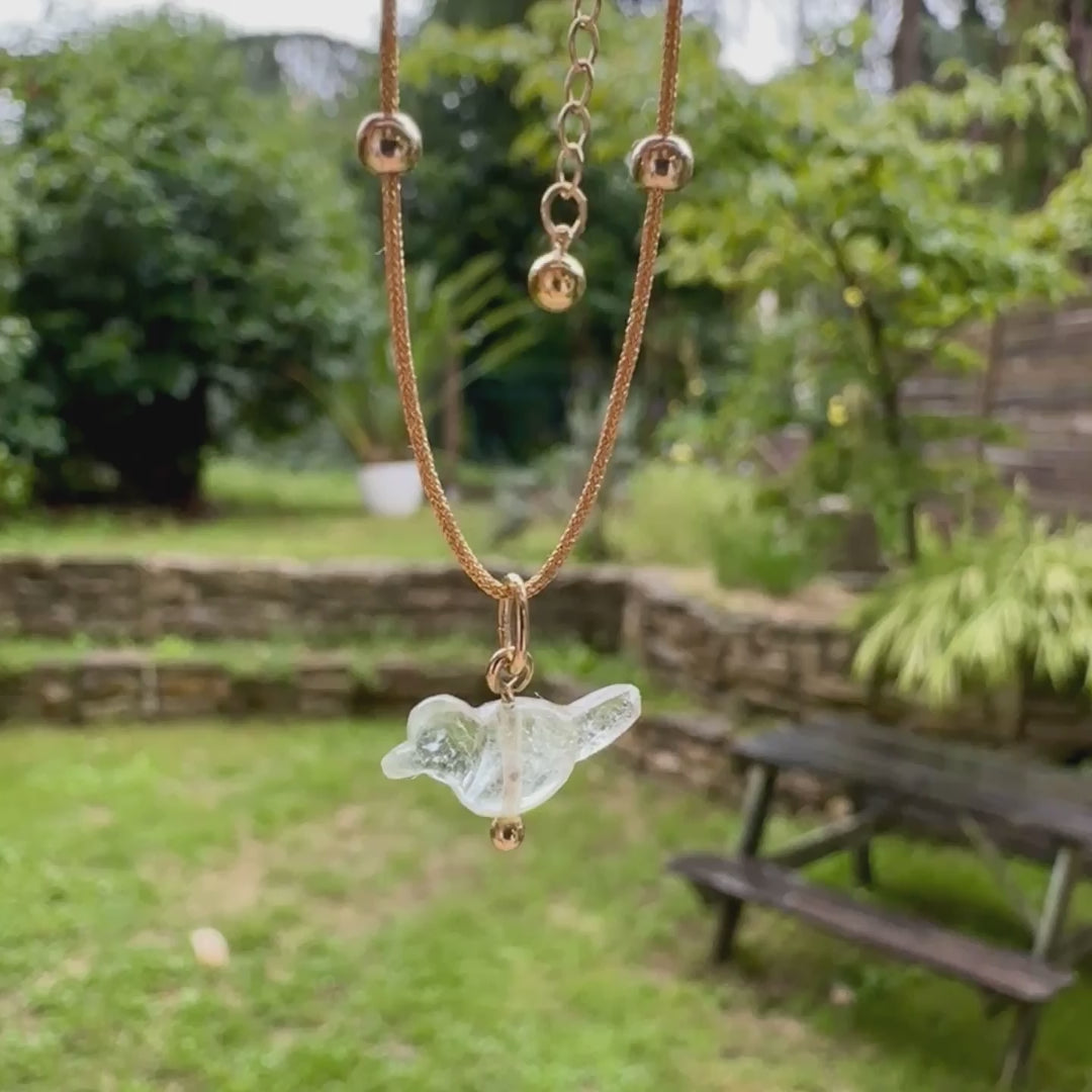Collier pour femme orné d'une tourmaline vert d'eau très clair, sculptée à la main en 3 dimensions en forme d'oiseau, sertie en or 18k. Le pendentif est monté sur un collier corde doré scintillant, les apprêts utilisé sont en Gold filled ( or laminé ). Longueur ajustable de 40 cm à 45 cm. Bijoux unique, éthique et durable présenté dans un coffret de notre marque, prêt à offrir. Livraison offerte, certificat d'authenticité, service client.
