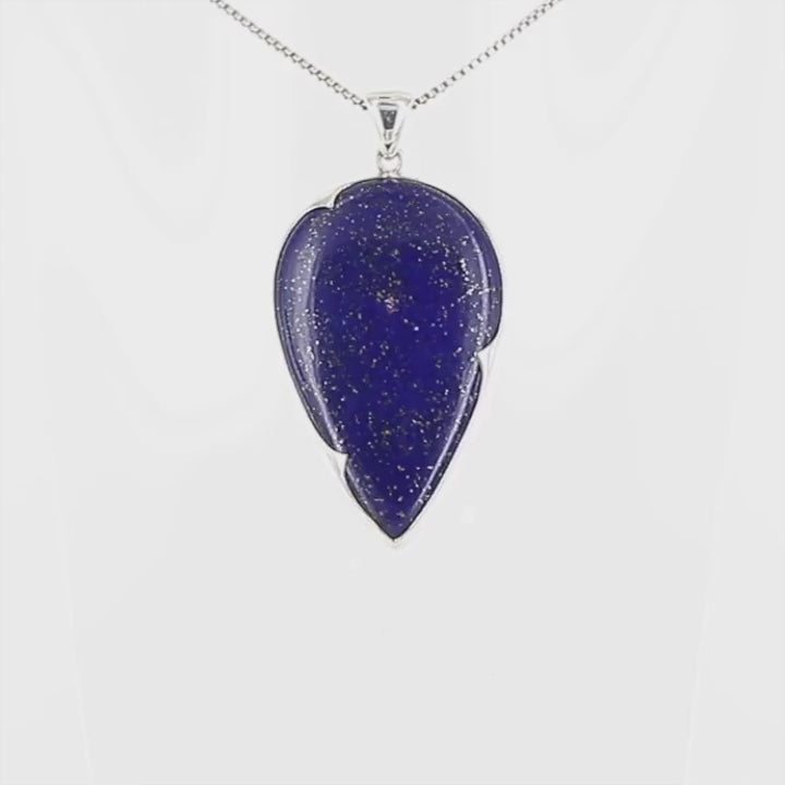 Pendentif artisanal en argent massif 925, serti d’un lapis-lazuli naturel en forme de goutte, souligné par un serti-clos à pointe sur-mesure épousant ses courbes. La pierre bleue intense est constellée de paillettes dorées de pyrite, typiques du lapis-lazuli de qualité. Monté sur une bélière sobre et solide ce pendentif évoque un ciel étoilé. Bijoux unique, éthique et durable présenté dans un coffret de notre marque, prêt à offrir. Livraison offerte, certificat d'authenticité, service client.