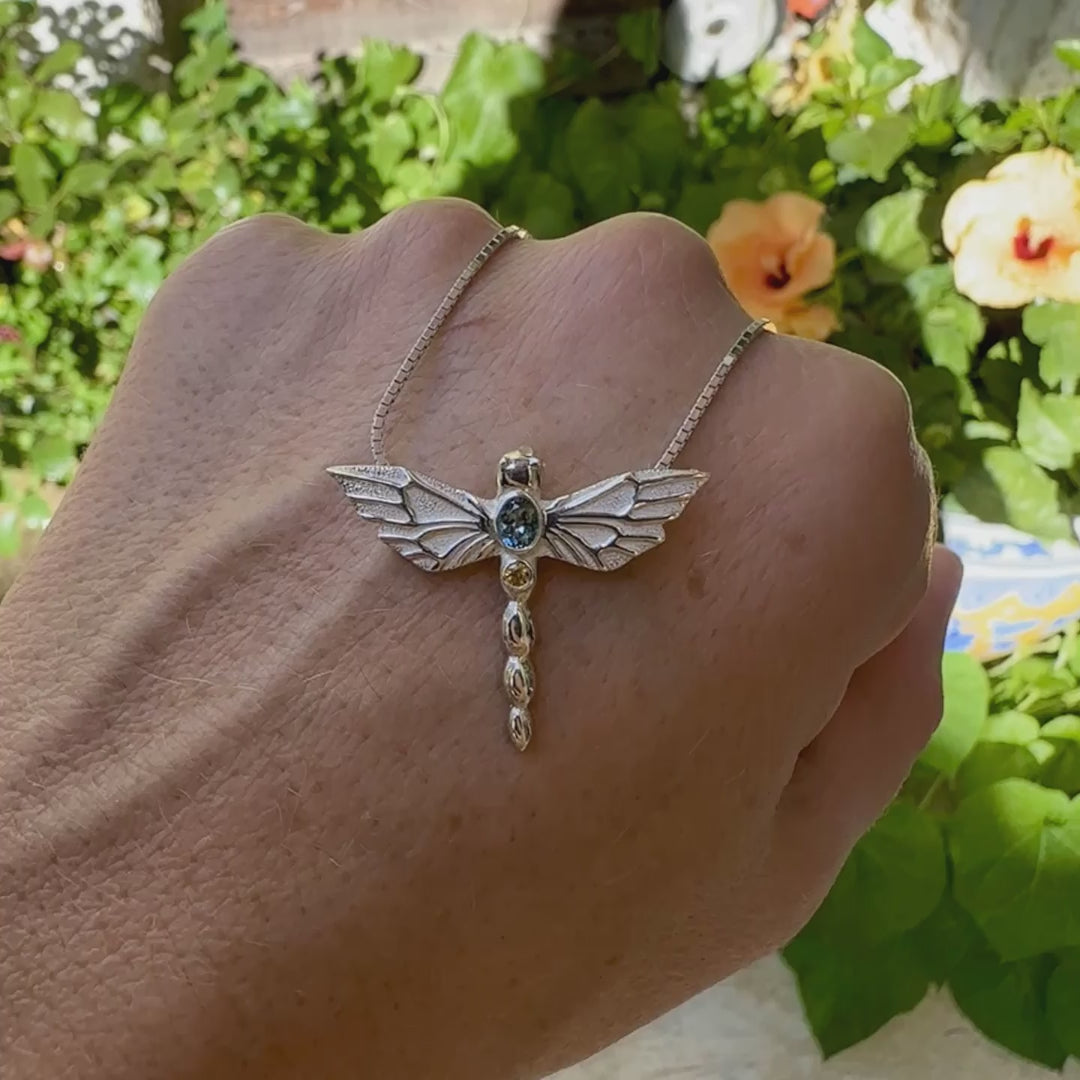 Pendentif libellule en argent massif serti d'une aigue-marine et saphir jaune. Pierre de qualité transparente propre à l'oeil. Bijoux unique, éthique et durable présenté dans un coffret de notre marque, prêt à offrir. Livraison offerte, certificat d'authenticité, service client.