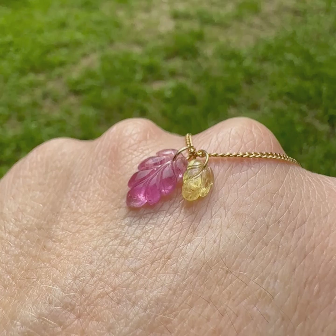 Collier pour femme orné de deux tourmalines, l'une rose et l'autre jaune sculptées à la main en 3 dimensions en forme de feuilles et serties en or 18k. Les pendentifs sont montés sur une chaine en Gold filled ( or laminé ) d'une longueur de 45 cm. Bijoux unique, éthique et durable présenté dans un coffret de notre marque, prêt à offrir. Livraison offerte, certificat d'authenticité, service client.