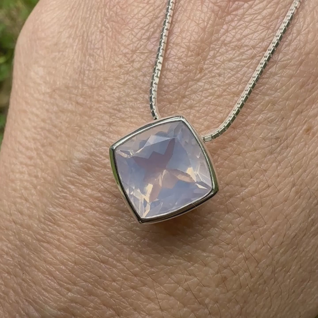 Collier solitaire pour femme en argent massif sertie d'un Quartz lavande. Pierre facettée de forme losange. Pierre de qualité transparente, propre à l'oeil, à la couleur violet pastel teinté de rose avec des reflets opalescents. Pendentif monté sur une chaine en argent sterling de type maille miroir de 0,94 mm d'épaisseur et de 40 cm de longueur. Bijoux unique, éthique et durable présenté dans un coffret de notre marque, prêt à offrir. Livraison offerte, certificat d'authenticité, service client.