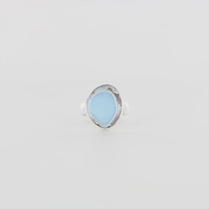 Bague de créateur en argent massif pour femme sertie d'une Turquoise golden hill. Pierre cabochon de forme libre de qualité opaque. Pierre naturelle de couleur bleu ciel, gris et brun. Bague réalisée en taille 54. Bijoux unique, éthique et durable présenté dans un coffret de notre marque, prêt à offrir. Livraison offerte, certificat d'authenticité, service client.