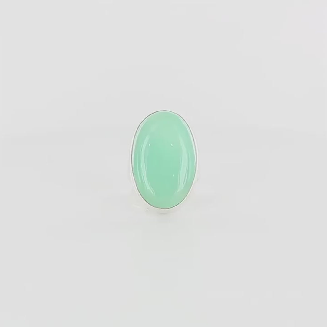 Grande bague contemporaine pour femme en argent massif sertie d'une Chrysoprase. Pierre cabochon de forme ovale de qualité opaque à translucide. Pierre naturelle de couleur vert bleuté lumineux. réalisée en taille 58. Bijoux unique, éthique et durable présenté dans un coffret de notre marque, prêt à offrir. Livraison offerte, certificat d'authenticité, service client.