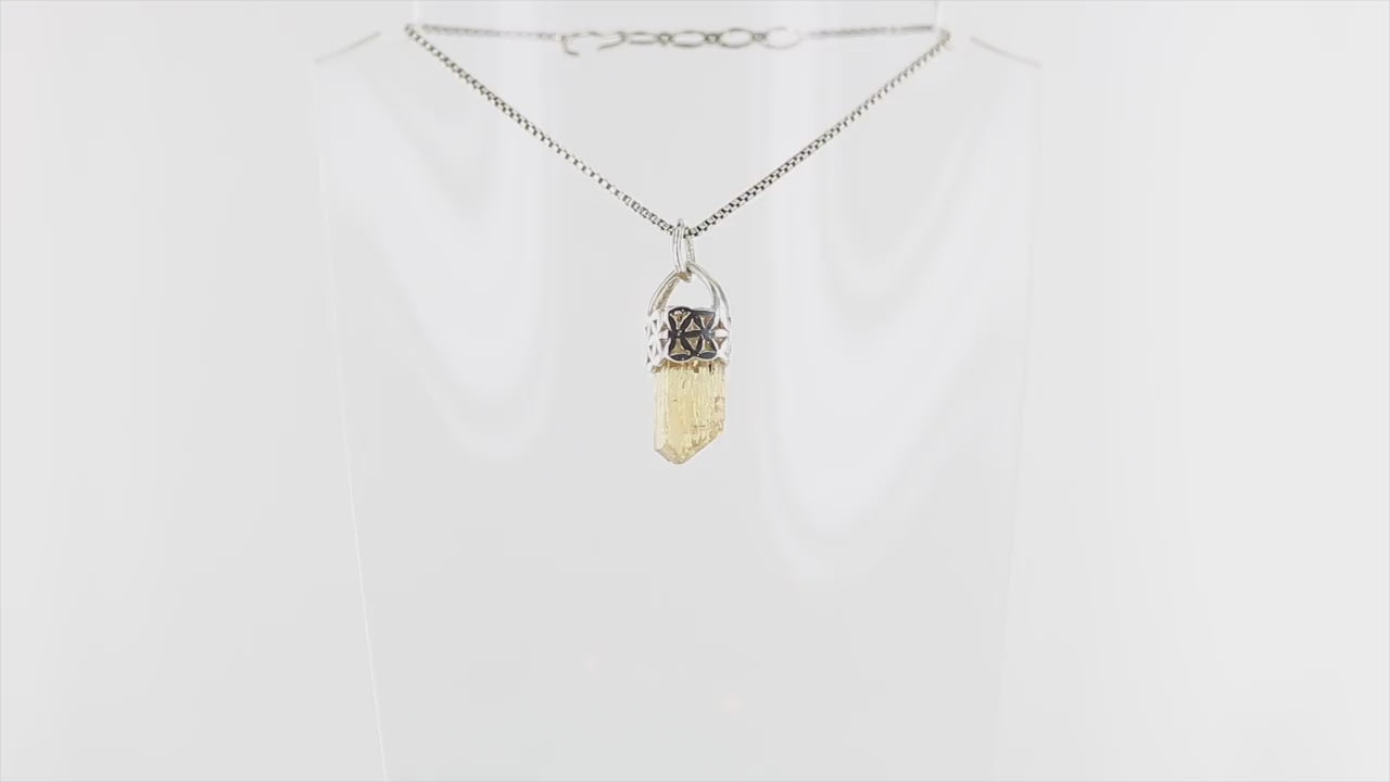 Pendentif fleur de vie pour femme en argent massif serti d'un cristal de topaze impériale de couleur jaune doré miel. Pierre brute transparente présentant des inclusions. Bijoux unique, éthique et durable présenté dans un coffret de notre marque, prêt à offrir. Livraison offerte, certificat d'authenticité, service client.