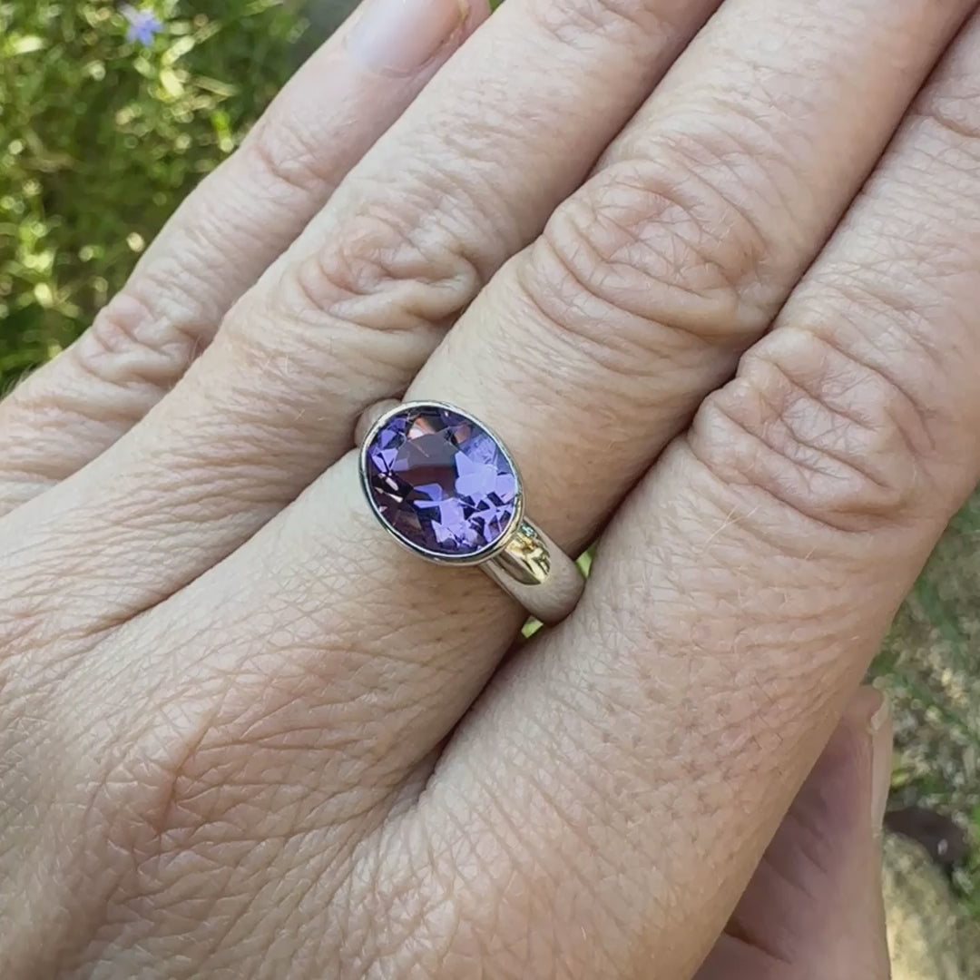 Bague minimaliste pour femme en argent massif sertie d'une Améthyste. Pierre facettée de forme ovale de qualité transparente, propre à l'oeil. Pierre naturelle de couleur violette clair type rose de France. Tailles 58. Bijoux unique, éthique et durable présenté dans un coffret de notre marque, prêt à offrir. Livraison offerte, certificat d'authenticité, service client.