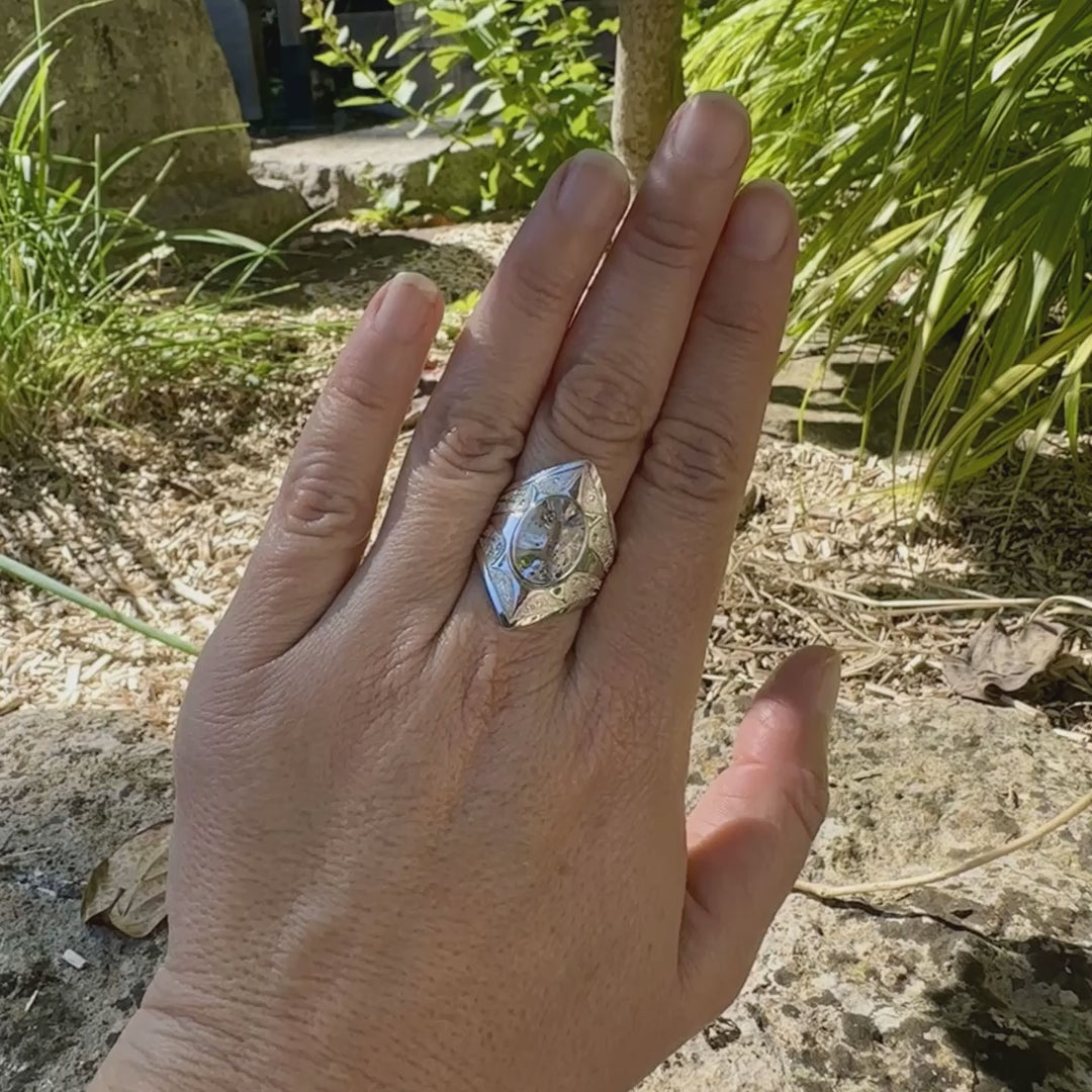 Bague pour femme en argent massif sculptées d'étoiles et autres corps célestes sertie d'un quartz à inclusions. Pierre cabochon de forme ovale, incolore avec inclusions dorés de pyrite de fer . Qualité transparentee, pierre naturelle. Taille 59. Bijoux unique, éthique et durable présenté dans un coffret de notre marque, prêt à offrir. Livraison offerte, certificat d'authenticité, service client.