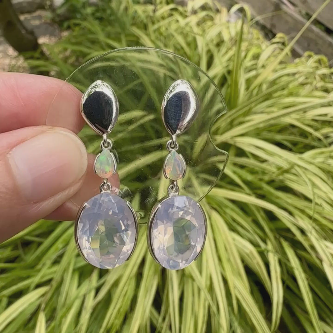 Boucles d'oreilles pour femme en argent massif sertie de Quartz lavandes et d'opales d'Éthiopie. Pierres facettées de forme ovales et de gouttes de qualités transparentes, propre à l'oeil. Pierres naturelles de couleurs violettes pastel teintées de rose avec des reflets opalescents et multicolores pour les opales . Bijoux unique, éthique et durable présenté dans un coffret de notre marque, prêt à offrir. Livraison offerte, certificat d'authenticité, service client.