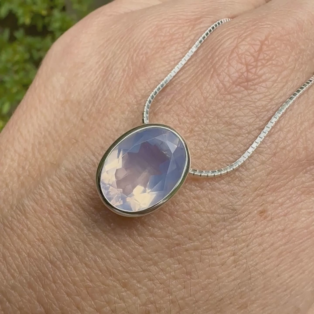 Collier solitaire pour femme en argent massif sertie d'un Quartz lavande. Pierre facettée de forme ovale de qualité transparente, propre à l'oeil. Pierre naturelle de couleur violet pastel teinté de rose avec des reflets opalescents. Pendentif monté sur une chaine en argent sterling de type maille miroir de 0,94 mm d'épaisseur et de 40 cm de longueur. Bijoux unique, éthique et durable présenté dans un coffret de notre marque, prêt à offrir. Livraison offerte, certificat d'authenticité, service client.