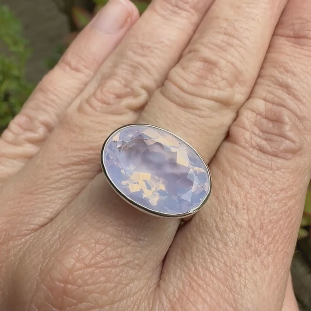 Bague cocktail pour femme en argent massif sertie d'un Quartz lavande. Pierre facettée de forme ovale de qualité transparente, propre à l'oeil. Pierre naturelle de couleur violette pastel teintée de rose avec de légers reflets opalescents. Bague réalisée en taille 56 . Bijoux unique, éthique et durable présenté dans un coffret de notre marque, prêt à offrir. Livraison offerte, certificat d'authenticité, service client.