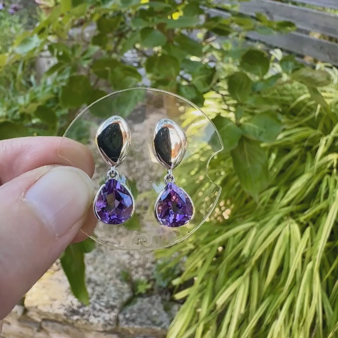 Boucles d'oreilles pendantes pour femme en argent massif serties d'Améthyste. Pierres facettées en forme de goutte de qualités transparentes, propre à l'oeil. Pierres naturelles de couleur violet moyen .Bijoux unique, éthique et durable présenté dans un coffret de notre marque, prêt à offrir. Livraison offerte, certificat d'authenticité, service client.