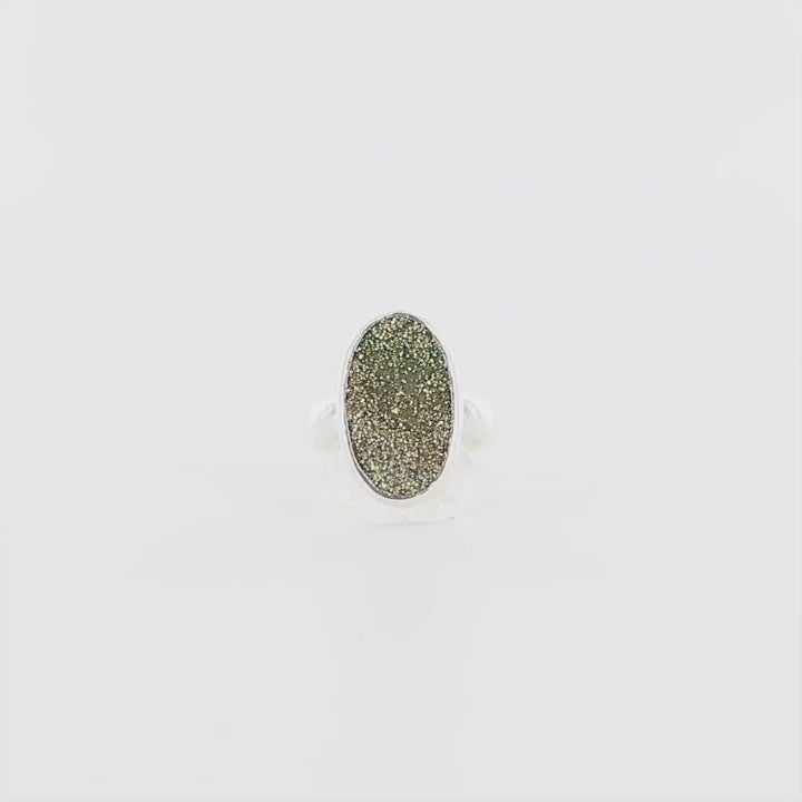Bague en argent massif sertie d'une pyrite brute avec ses cristaux. Pierre naturelle de couleur doré, scintillante. bague réalisée en taille 54. Bijoux unique, éthique et durable présenté dans un coffret de notre marque, prêt à offrir. Livraison offerte, certificat d'authenticité, service client.