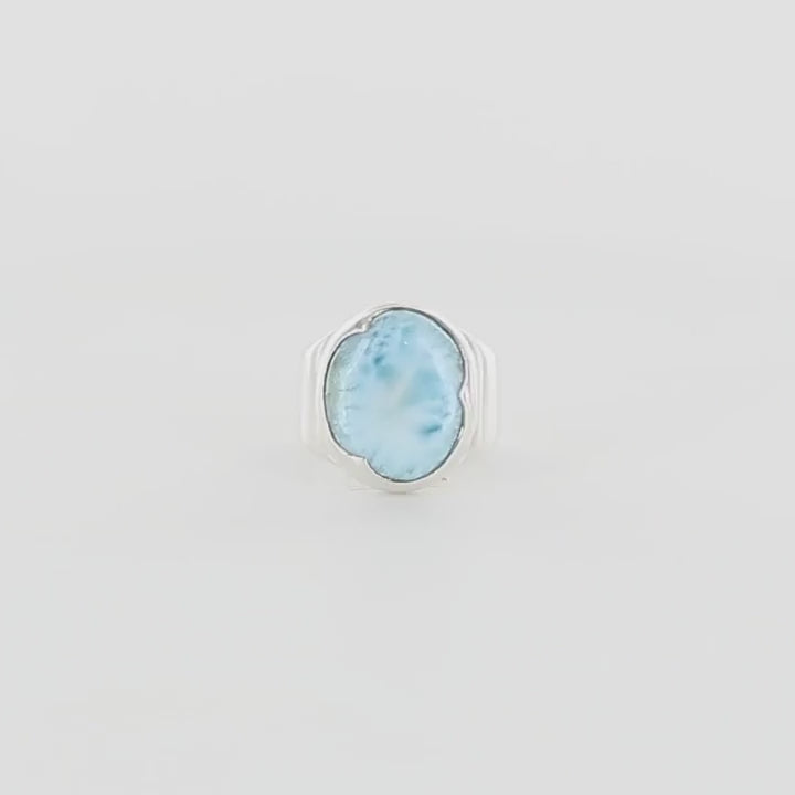 Bague artisanale en argent sterling 925 sertie d'une pierre naturelle de larimar bleu intense de République Dominicaine. La gemme ovale présente des nuances bleu caraïbe profondes avec des veines blanches nacrées rappelant les vagues océaniques. Sertissage clos à pointe donnant du caractère à ce bijou. Bague Taille 54. Bijou unique, éthique et durable présenté dans un coffret de notre marque, prêt à offrir. Livraison offerte, certificat d'authenticité, service client.