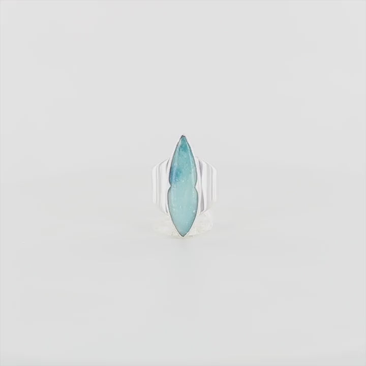 Bague marquise contemporaine pour femme en argent massif sertie d'une Afghanite. Pierre cabochon transparente naturelle de couleur bleu clair et foncé. Taille 56. Bijoux unique, éthique et durable présenté dans un coffret de notre marque, prêt à offrir. Livraison offerte, certificat d'authenticité, service client.