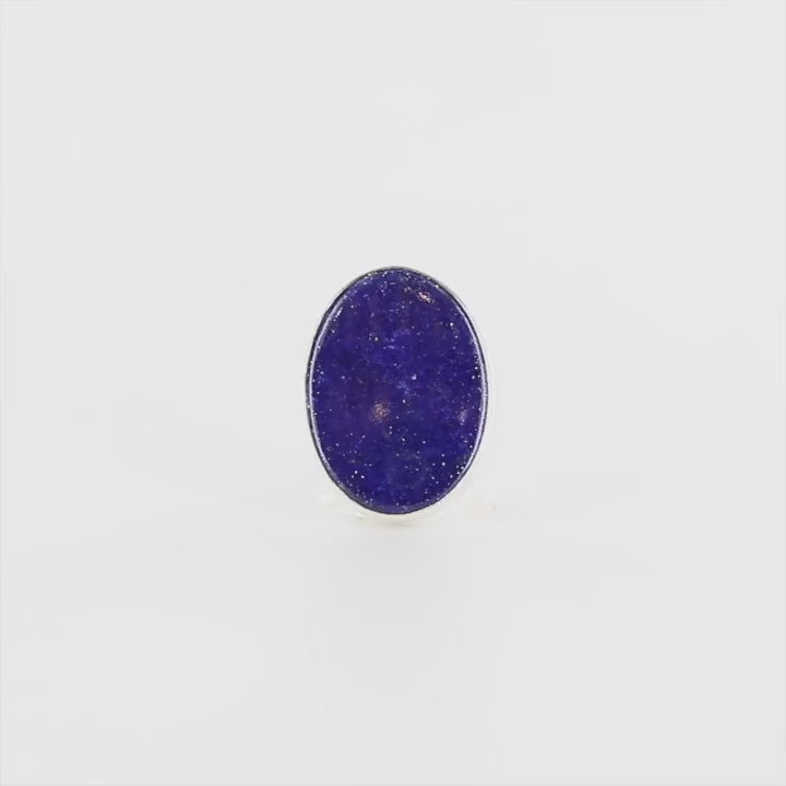 Bague pour femme en argent sterling 925 ornée d’un Lapis Lazuli de forme ovale, pierre naturelle de couleur bleue et inclusion dorées de pyrite. Cette bague artisanale est une pièce unique, en taille 54. Le serti clos épouse parfaitement la forme naturelle de la pierre. Bijoux unique, éthique et durable présenté dans un coffret de notre marque, prêt à offrir. Livraison offerte, certificat d'authenticité, service client.