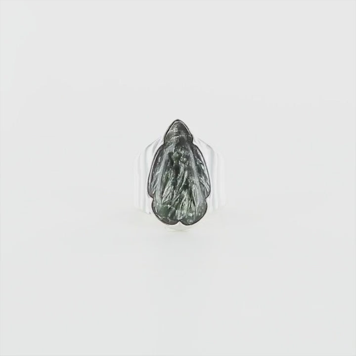 Bague pour femme en argent massif sertie d'une Seraphinite. Pierre cabochon en forme de goutte de qualité opaque. Pierre naturelle de couleur vert kaki à chatoyance plus clair. Bague réalisée en taille 58. Bijoux unique, éthique et durable présenté dans un coffret de notre marque, prêt à offrir. Livraison offerte, certificat d'authenticité, service client.