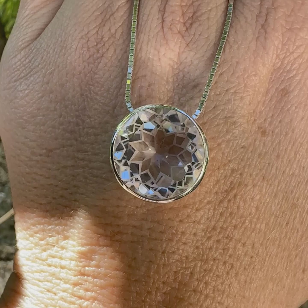 collier solitaire pour femme en argent massif sertie d'un Cristal de roche gravé d'une fleur de vie. Pierre facettée de forme ronde de qualité transparente, propre à l'oeil. Pierre naturelle incolore et blanche sur les parties gravées. Pendentif monté sur une chaine en argent sterling de type maille miroir de 0,94 mm d'épaisseur et de 40 cm de longueur. Bijoux unique, éthique et durable présenté dans un coffret de notre marque, prêt à offrir. Livraison offerte, certificat d'authenticité, service client.