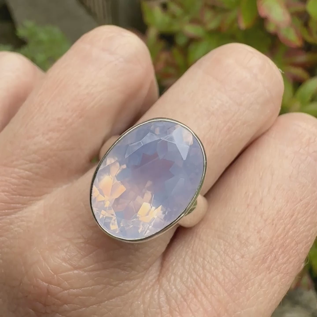 Bague cocktail pour femme en argent massif sertie d'un Quartz lavande. Pierre facettée de forme carrée de qualité transparente, propre à l'oeil. Pierre naturelle de couleur violette pastel teintée de rose avec de légers reflets opalescents. Bague réalisée en taille 60. Bijoux unique, éthique et durable présenté dans un coffret de notre marque, prêt à offrir. Livraison offerte, certificat d'authenticité, service client.