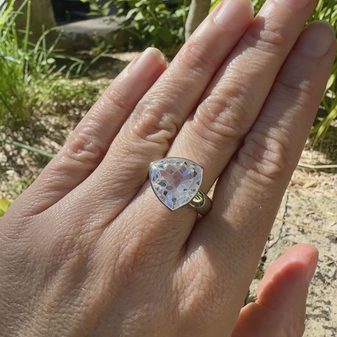 Bague cocktail pour femme en argent massif sertie d'un Cristal de roche gravé d'une fleur de vie. Pierre facettée de forme carrée de qualité transparente, propre à l'oeil. Pierre naturelle incolore et blanche sur les parties gravées. Bague disponible en différentes tailles. Bijoux unique, éthique et durable présenté dans un coffret de notre marque, prêt à offrir. Livraison offerte, certificat d'authenticité, service client.