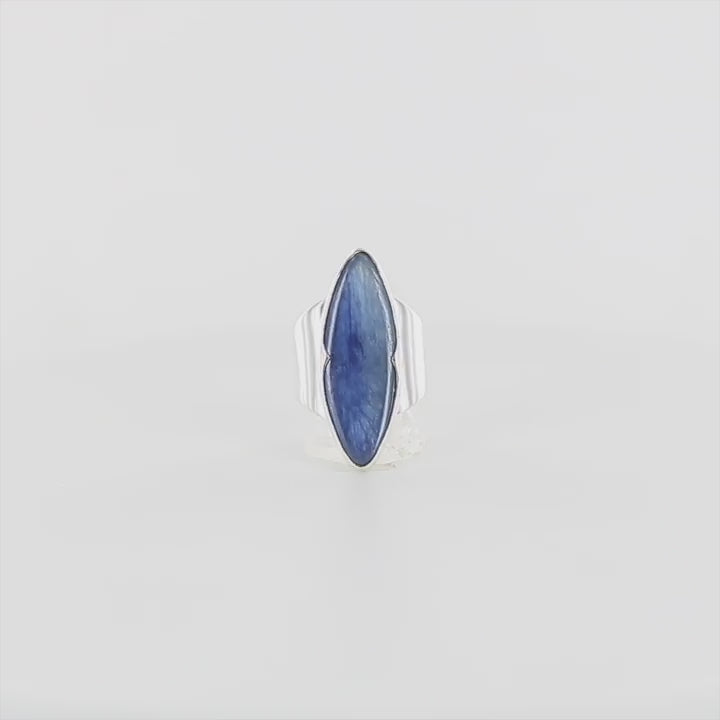Bague marquise contemporaine pour femme en argent massif sertie d'une cyanite. Pierre cabochon transparente naturelle de couleur bleu jeans à reflet nacré. Taille 56. Bijoux unique, éthique et durable présenté dans un coffret de notre marque, prêt à offrir. Livraison offerte, certificat d'authenticité, service client.