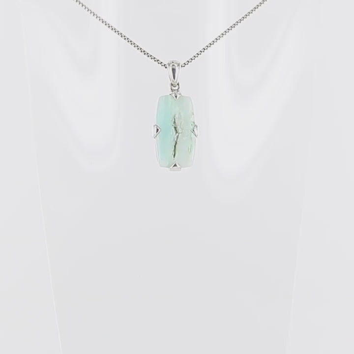 Pendentif pour homme en argent massif serti d'une opale bleue andine. Pierre de couleur bleu lagon à bleu ciel, cabochon de forme rectangulaire. Bijoux unique, éthique et durable présenté dans un coffret de notre marque, prêt à offrir. Livraison offerte, certificat d'authenticité, service client.