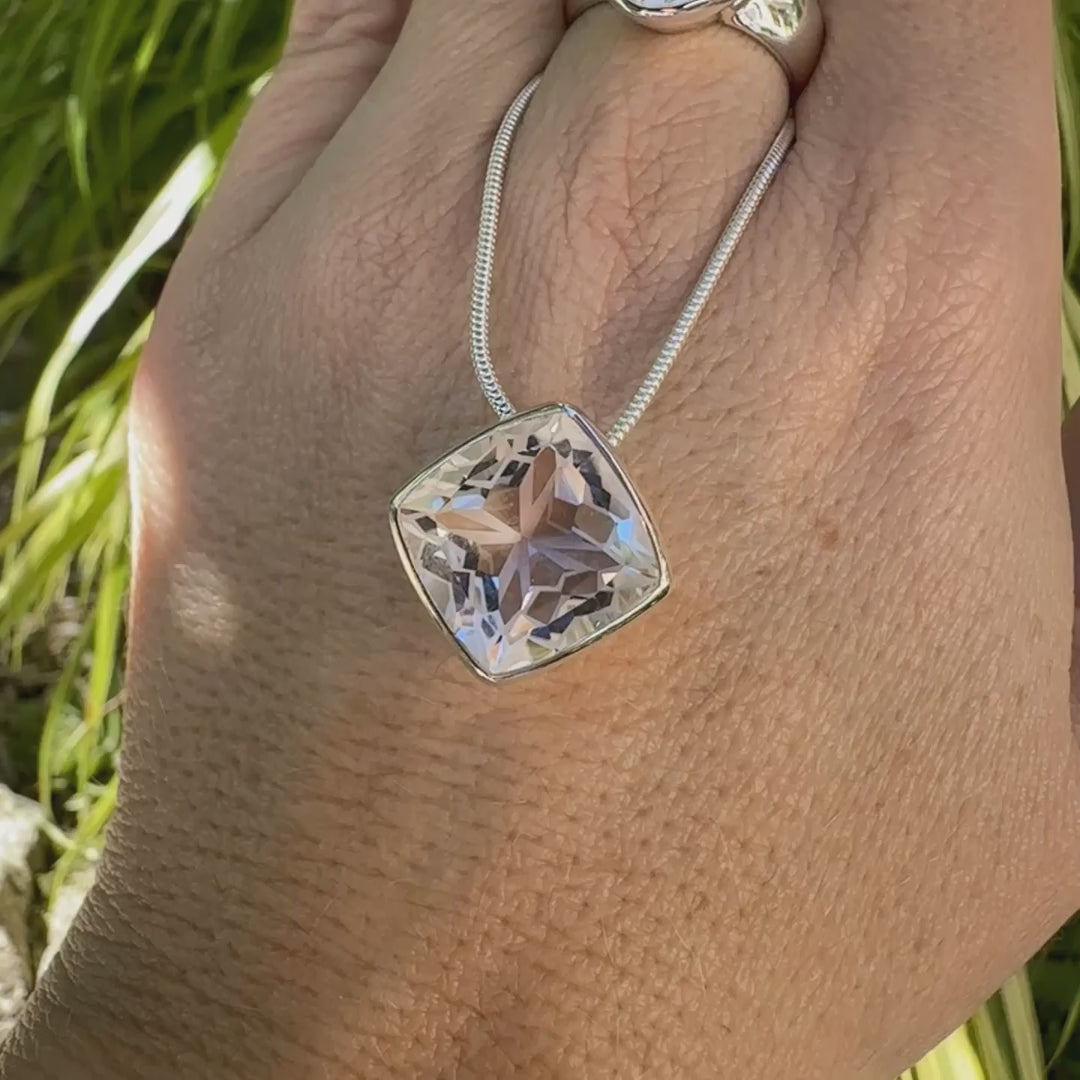 collier solitaire pour femme en argent massif sertie d'un Cristal de roche gravé d'une fleur de vie. Pierre facettée de forme carrée de qualité transparente, propre à l'oeil. Pierre naturelle incolore et blanche sur les parties gravées. Pendentif monté sur une chaine en argent sterling de type maille serpent de 1,2 mm d'épaisseur et de 40 cm de longueur. Bijoux unique, éthique et durable présenté dans un coffret de notre marque, prêt à offrir. Livraison offerte, certificat d'authenticité, service client.