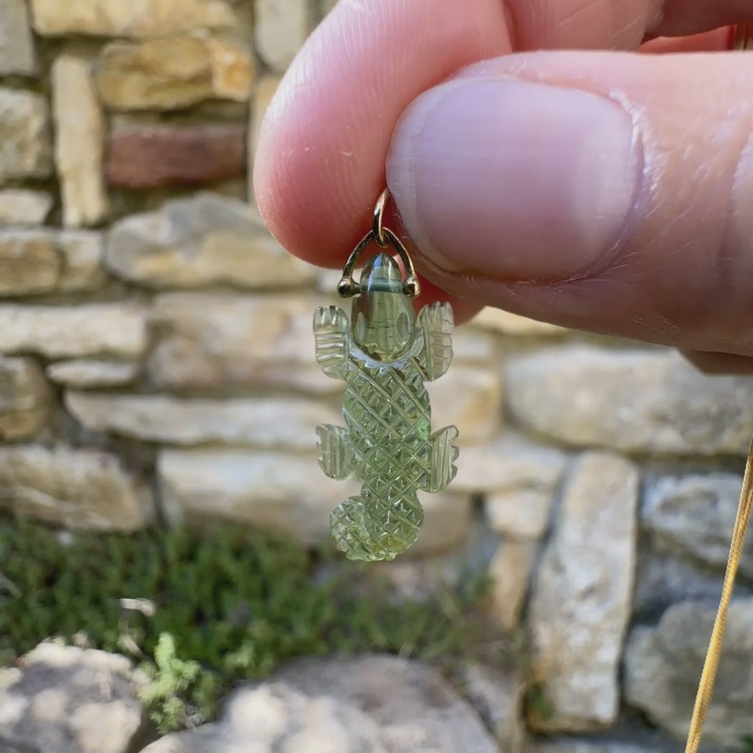 Collier pour homme orné d'une tourmaline verte sculptée à la main en 3 dimensions en forme de crocodile sertie en or 18k. Le pendentif est vendu sur une chaine de 45 cm de long en Gold filled ( or laminé ). Bijoux unique, éthique et durable présenté dans un coffret de notre marque, prêt à offrir. Livraison offerte, certificat d'authenticité, service client.