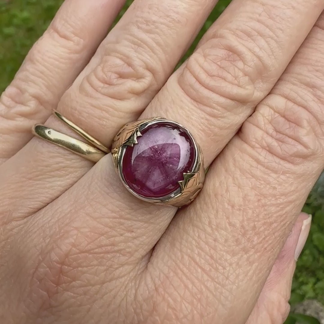 Bague chevalière pour femme en argent massif et or 18k où s'illustrent de chaque cotés de la bague des chardons. Cette bague est sertie d'un cabochon de rubis trapiche de couleur rouge rose. Pierre  translucide traitée au verre au plomb. Taille 60. Bijoux unique, éthique et durable présenté dans un coffret de notre marque, prêt à offrir. Livraison offerte, certificat d'authenticité, service client.