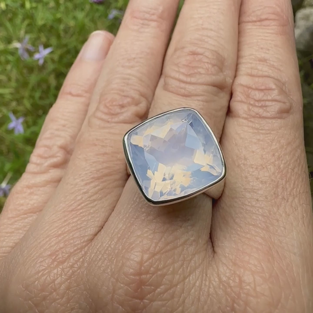 Bague cocktail pour femme en argent massif sertie d'un Quartz lavande. Pierre facettée de forme carrée de qualité transparente, propre à l'oeil. Pierre naturelle de couleur violette pastel teintée de rose avec de légers reflets opalescents. Plusieurs tailles disponibles. Bijoux unique, éthique et durable présenté dans un coffret de notre marque, prêt à offrir. Livraison offerte, certificat d'authenticité, service client.