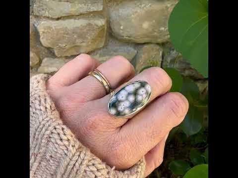 Bague pour femme en argent massif sertie d'un cabochon ovale de jaspe orbiculaire de couleur vert kaki, blanc et rosé. Pierre de qualité opaque. Bijou unique réalisée en taille 58 par Orchajewelry