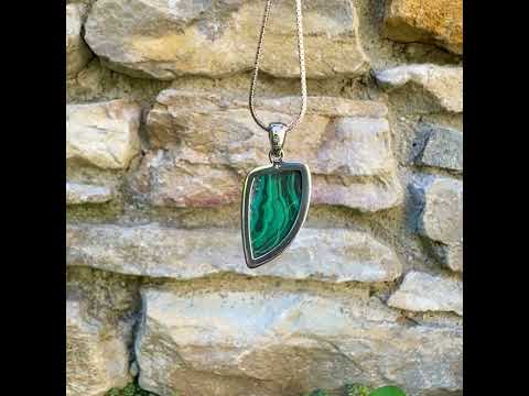 Pendentif pour femme et homme en argent massif serti d'un cabochon de Malachite de couleur verte clair et vert foncé contrasté. Cabochon en forme de dent de qualité opaque. Bijoux unique réalise par Orchajewelry