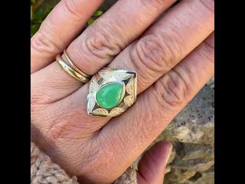 Bague étoile pour femme en argent massif sculptées d'étoiles et autres corps célestes sertie d'un cabochon de chrysoprase de couleur verte pastel. Pierre naturelle de qualité translucide taillée goutte. Bague unique réalisée en taille 57 par Orcha jewelry
