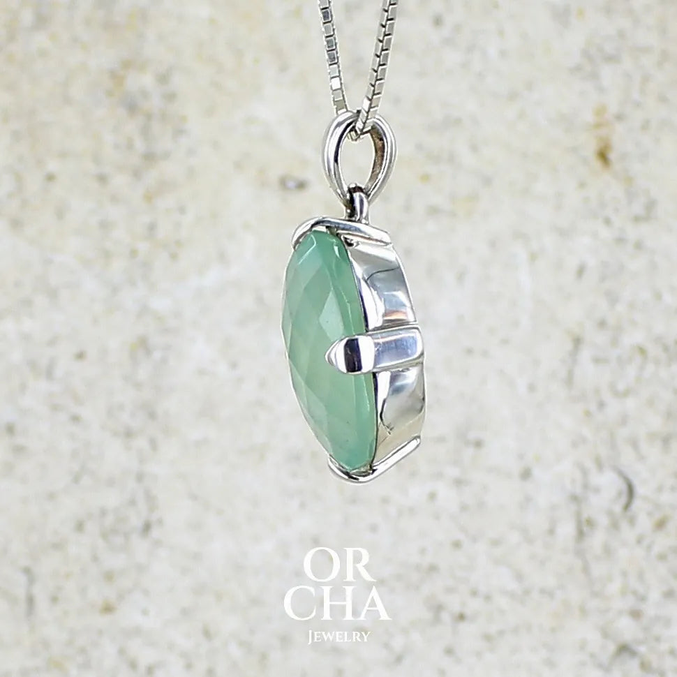 profil d un Pendentif ovale en argent massif, serti d'un cabochon facetté de préhnite de couleur bleue verte. Pierre de qualité translucide comportant des inclusions. blanches. Bijoux unique par Orcha Jewelry