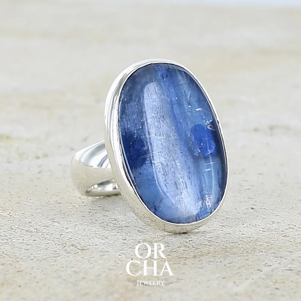 profil droit d'une bague pour femme en argent massif, sertie d'un cabochon de cyanite de couleur bleue denim. Pierre transparente de forme ovale. Bijou unique réalisée en taille 52 par Orchajewelry