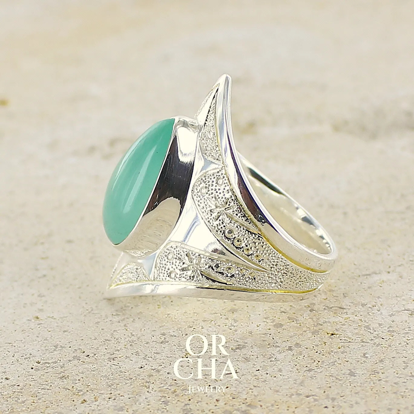 profil bague étoile pour femme en argent massif, sertie d'un cabochon de calcédoine bleue verte. Pierre taillée de en forme de goutte. Pierre translucide. bijou unique réalisée en taille 59 par Orcha Jewelry