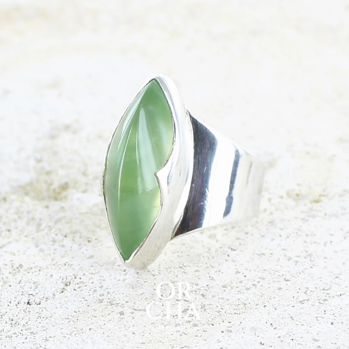 profil droit d'une bague marquise pour femme en argent massif sertie d'une préhnite de couleur verte jaune clair, Pierre taillée en cabochon en forme de goutte. Pierre gemme de qualité transparente à inclusions. Bijoux unique réalisé en taille 60 par Orchajewelry.
