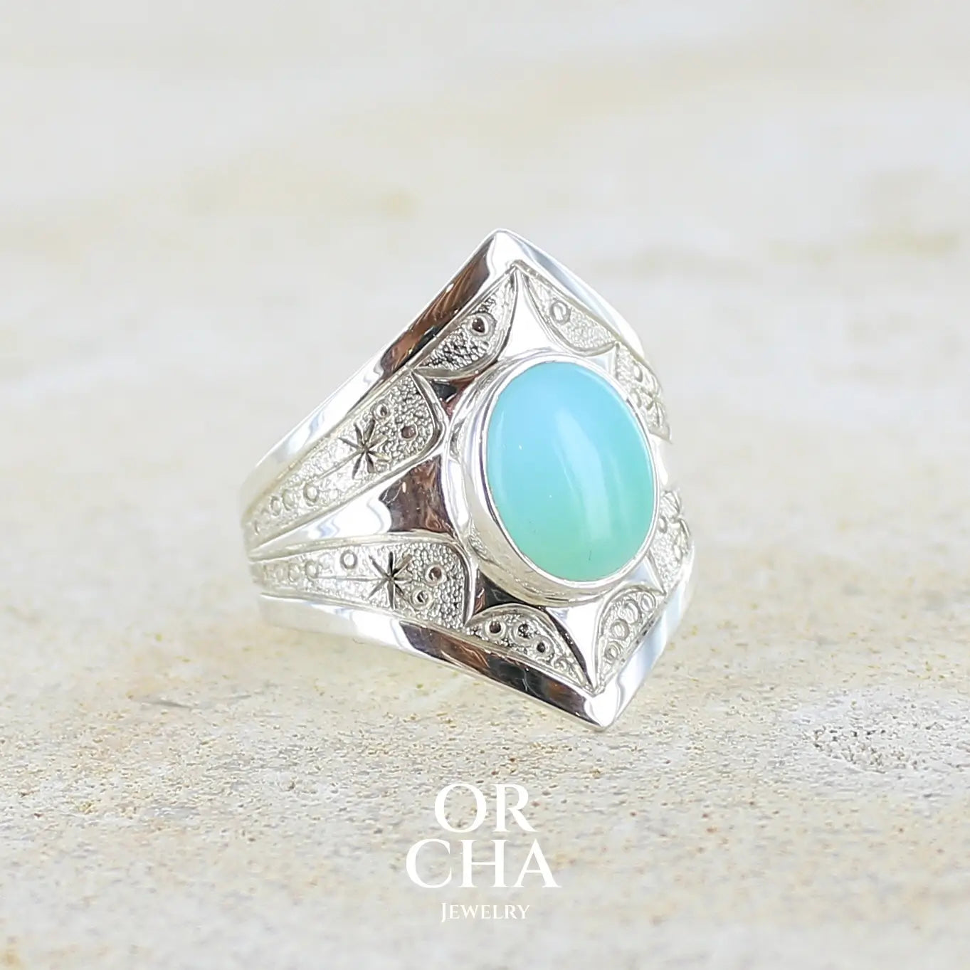 Profil droit bague pour femme en argent massif, sertie d'un cabochon d'opale bleue du Pérou de couleur bleu ciel turquoise. Pierre taillée de forme ovale de qualité opaque. Bijou unique réalisé en taille 60,5.