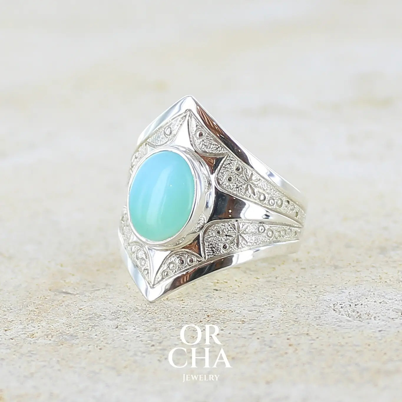Bague pour femme en argent massif, sertie d'un cabochon d'opale bleue du Pérou de couleur bleu ciel turquoise. Pierre taillée de forme ovale de qualité opaque. Bijou unique réalisé en taille 60,5.