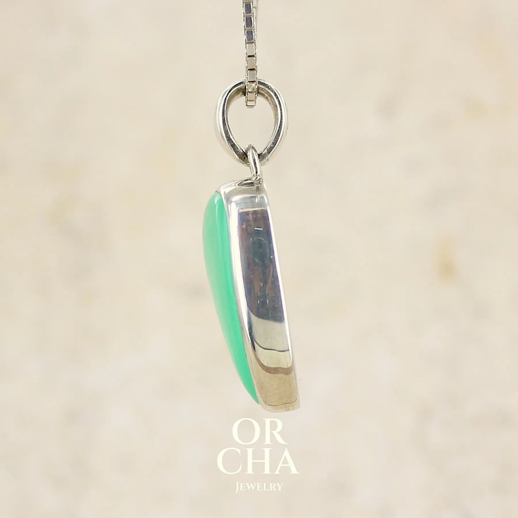 profil pendentif pour homme en argent massif, sertie d'un cabochon de chrysoprase de couleur verte pomme. Pierre de qualité translucide taillée en cabochon en forme de dent. Bijoux unique par Orcha jewelry