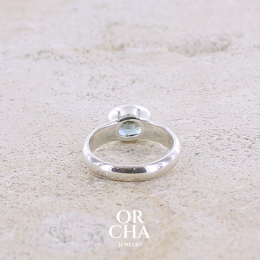 vue de dos d'une bague en tanzanite