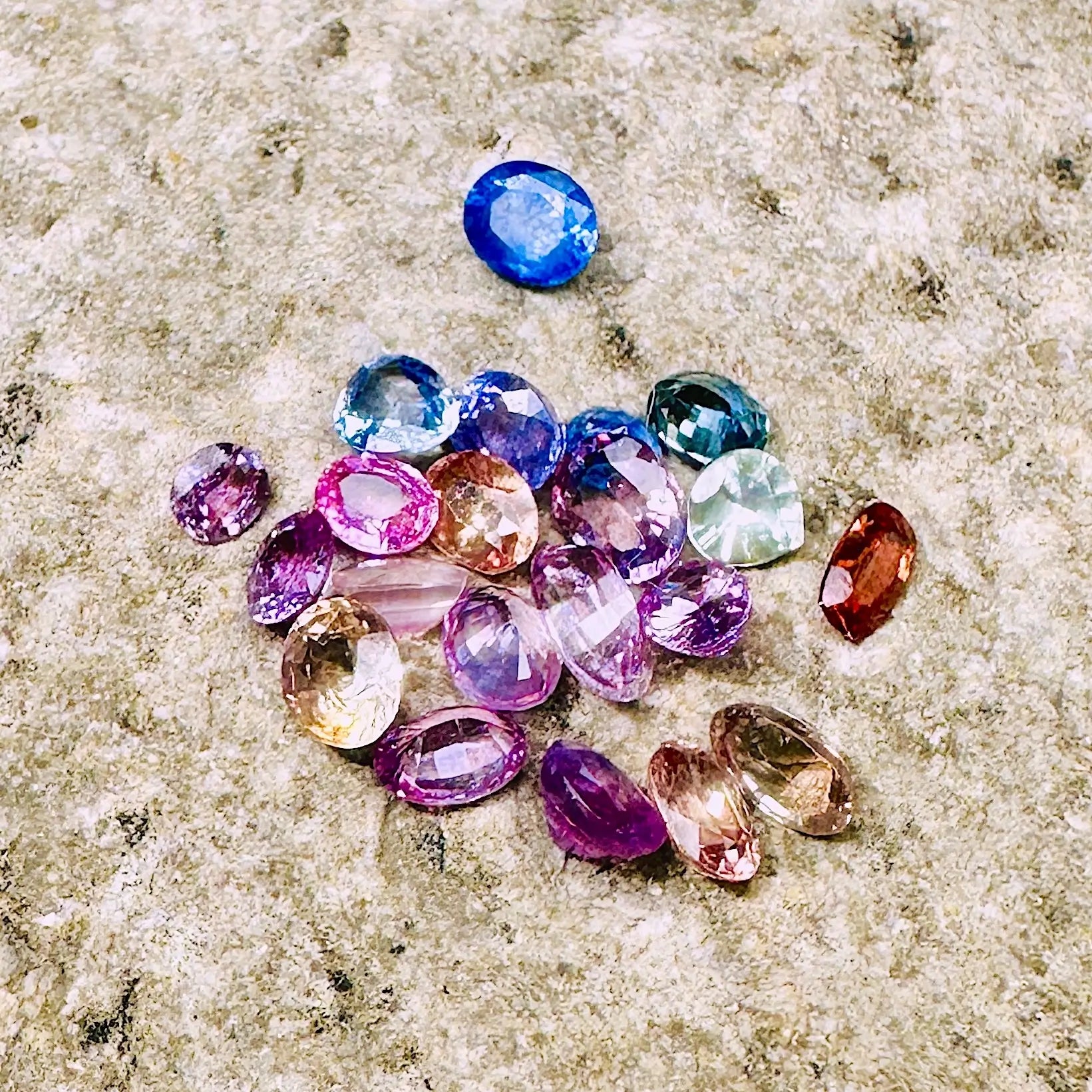 Choisir une pierre gemme par sa couleur — ce que chaque teinte dit de vous