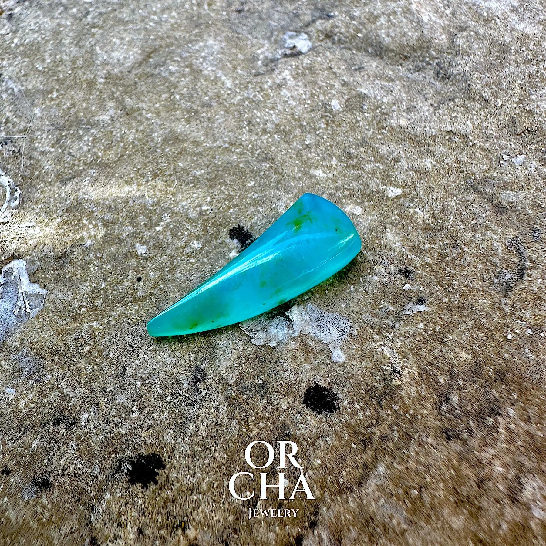 Opale bleue des Andes — une couleur unique, une identité propre, une symbolique millénaire