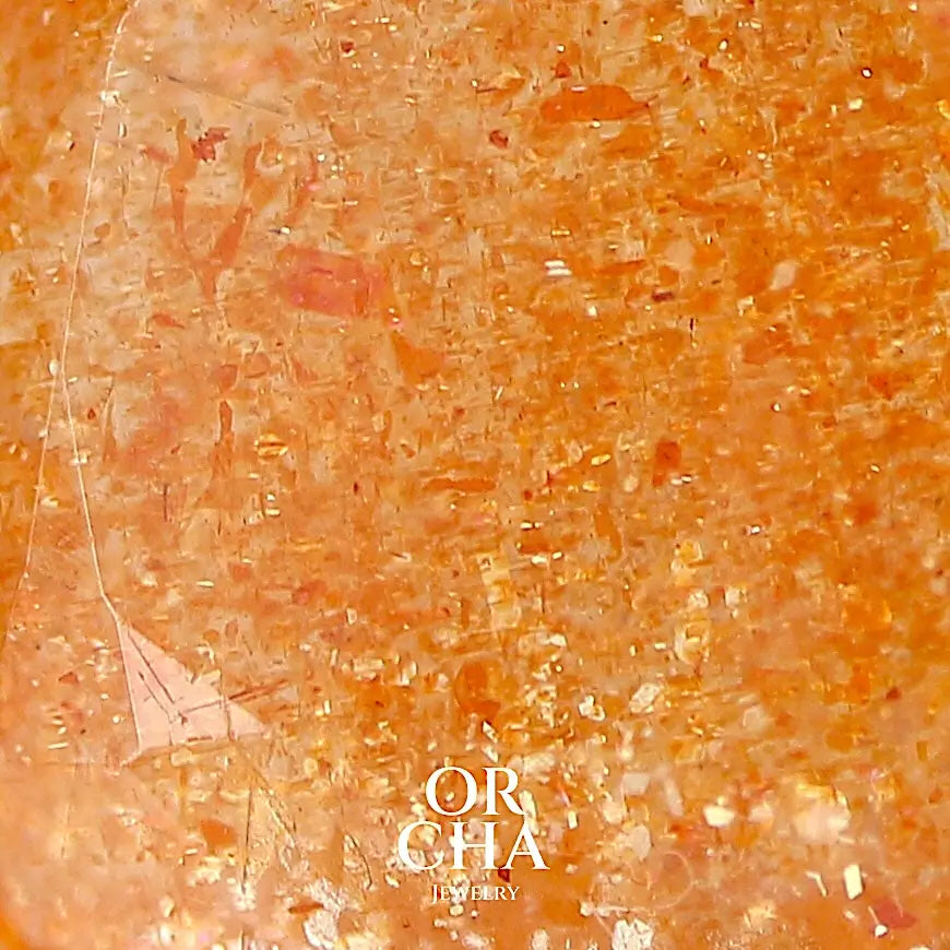 Pierre de soleil naturelle gros plan inclusions hématite scintillement – Orcha Jewelry