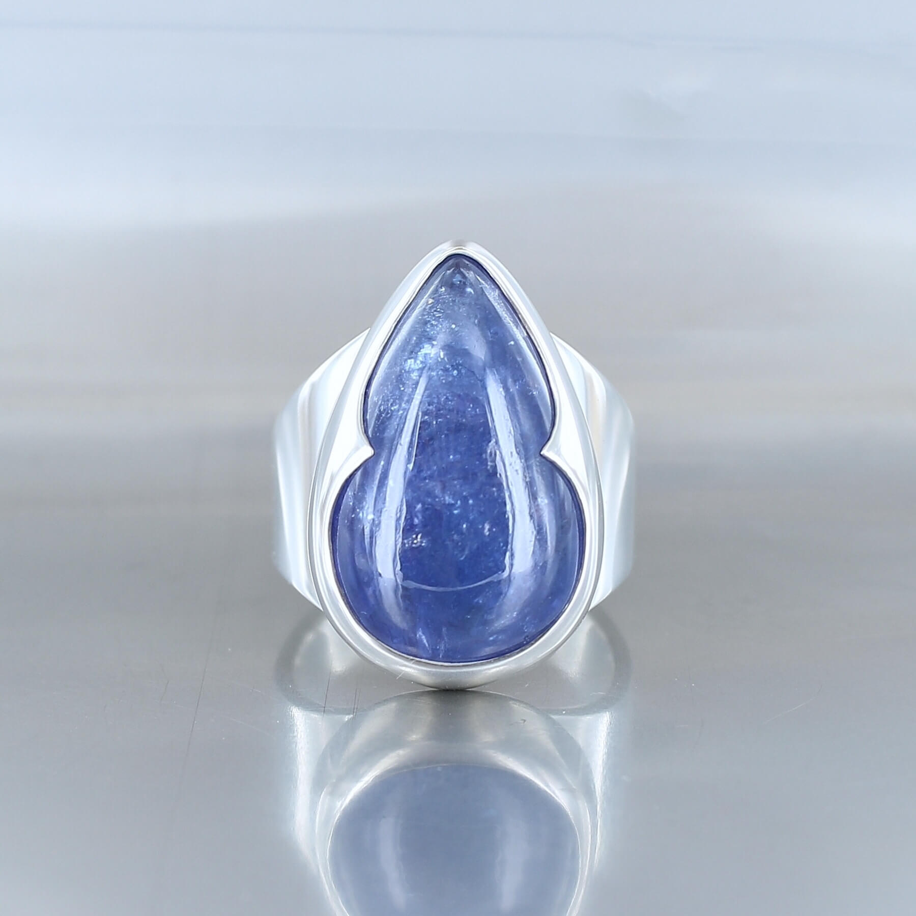 grande bague anneau en argent massif et tanzanite cabochon