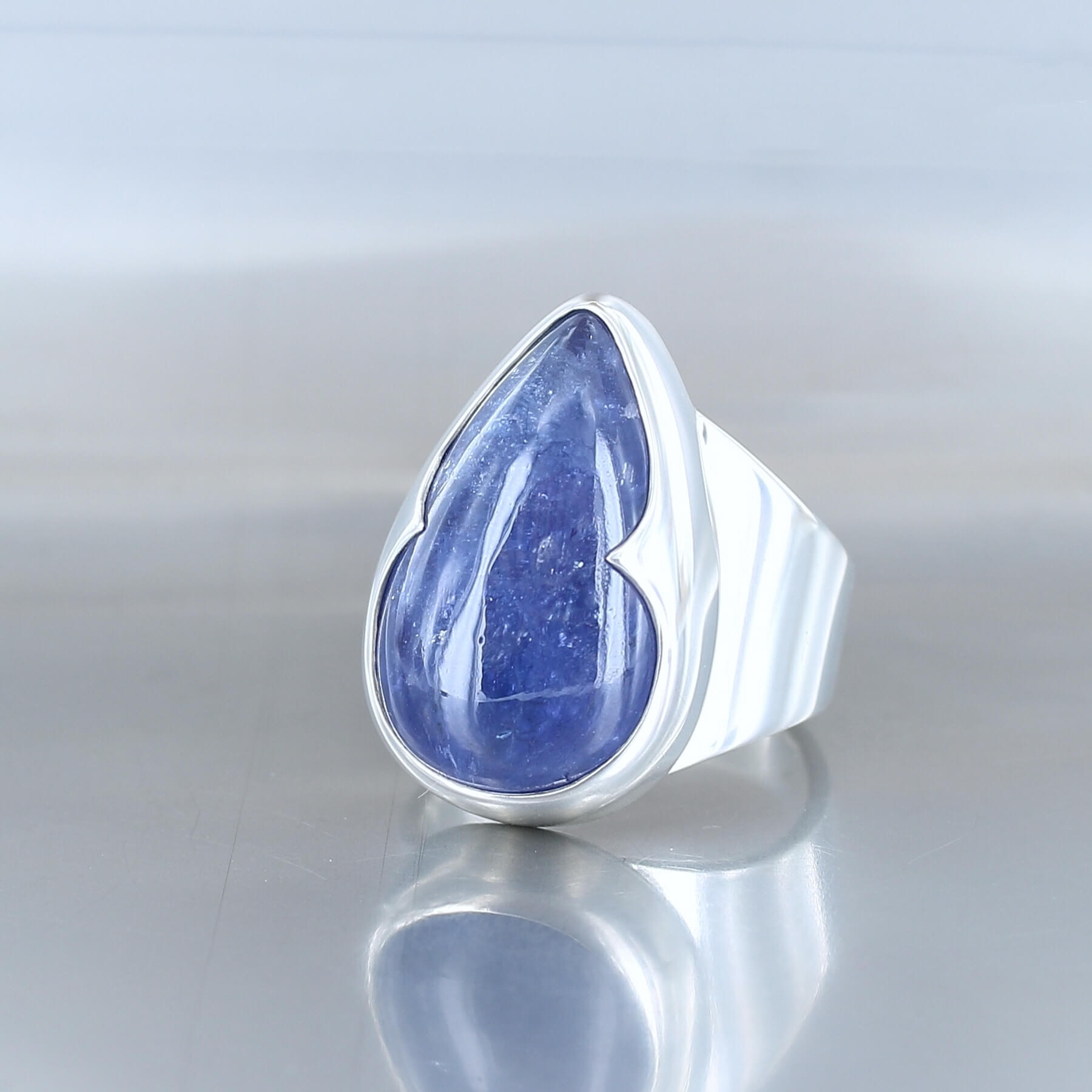 grande bague anneau en argent massif et tanzanite cabochon