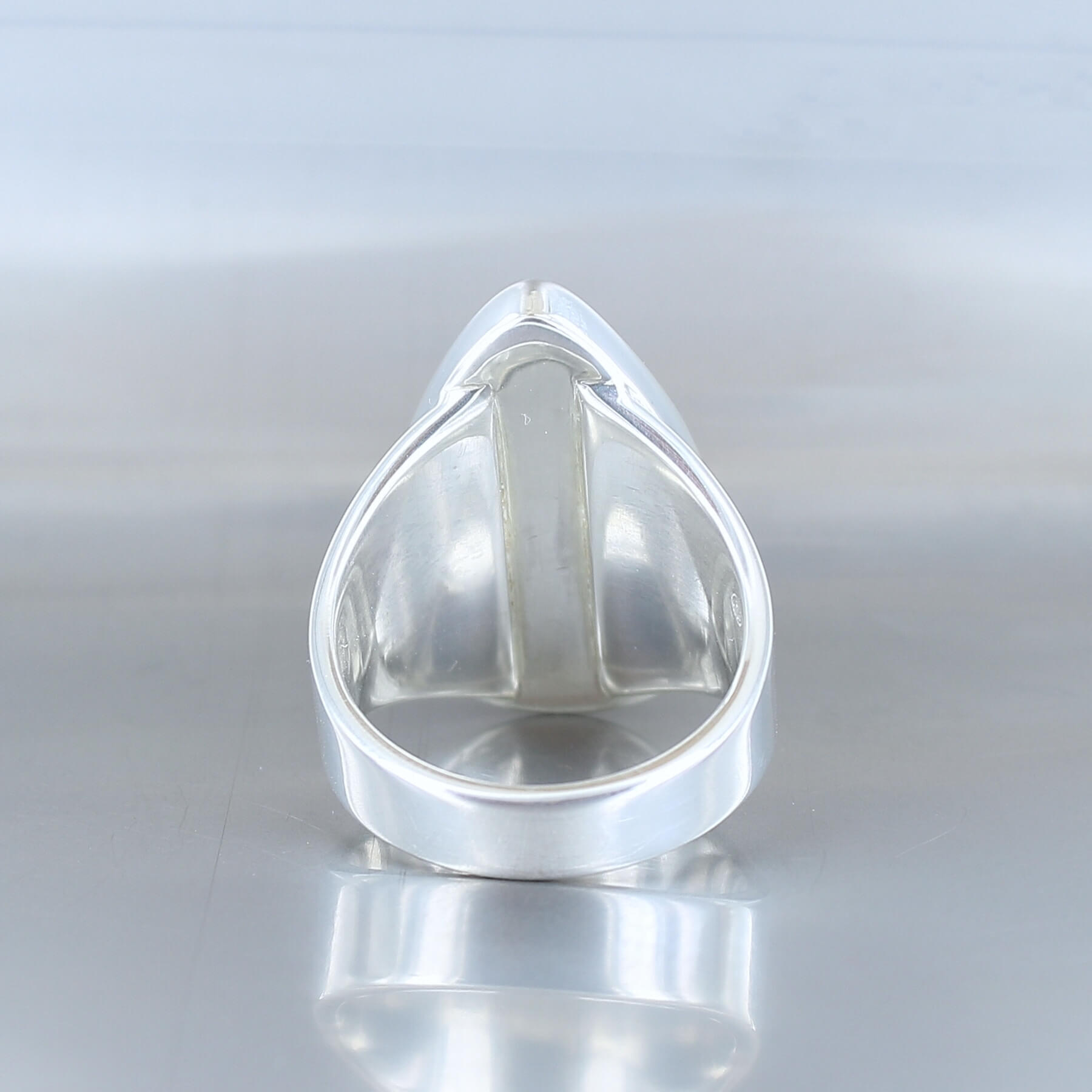 grande bague anneau en argent massif et tanzanite cabochon
