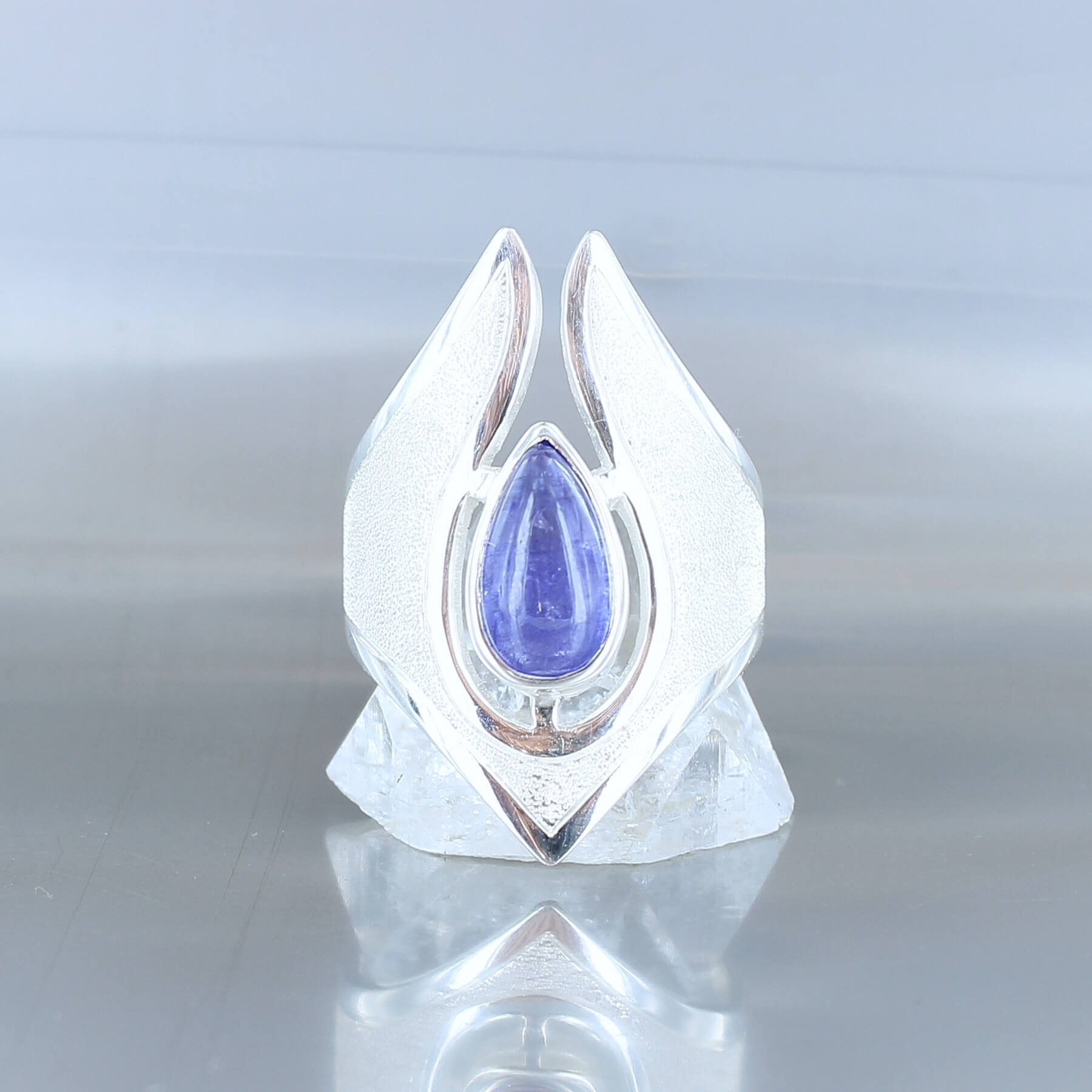 grande bague argent pour femme avec une tanzanite, pierre semi précieuse de couleur bleu