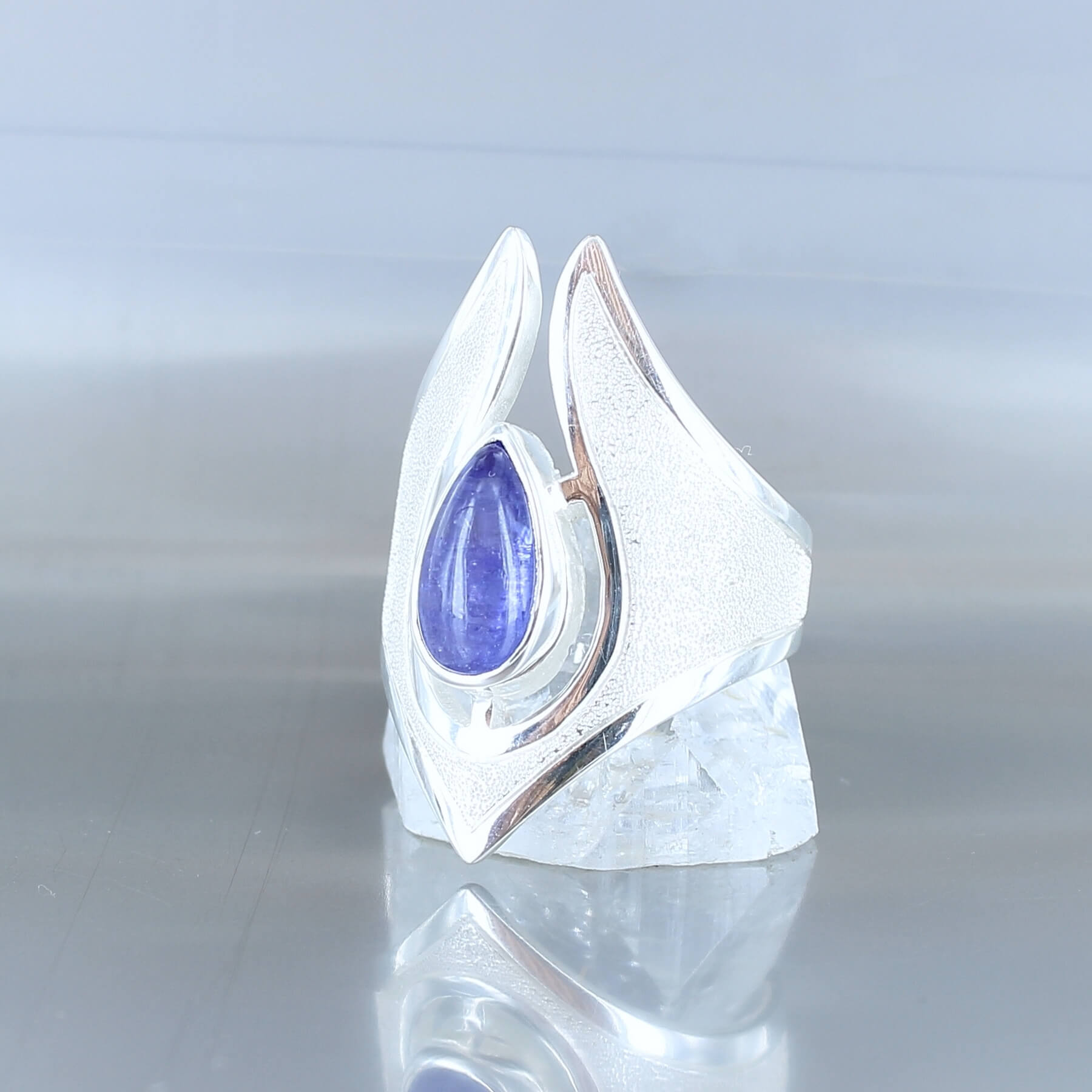 grande bague argent pour femme avec une tanzanite, pierre semi précieuse de couleur bleu