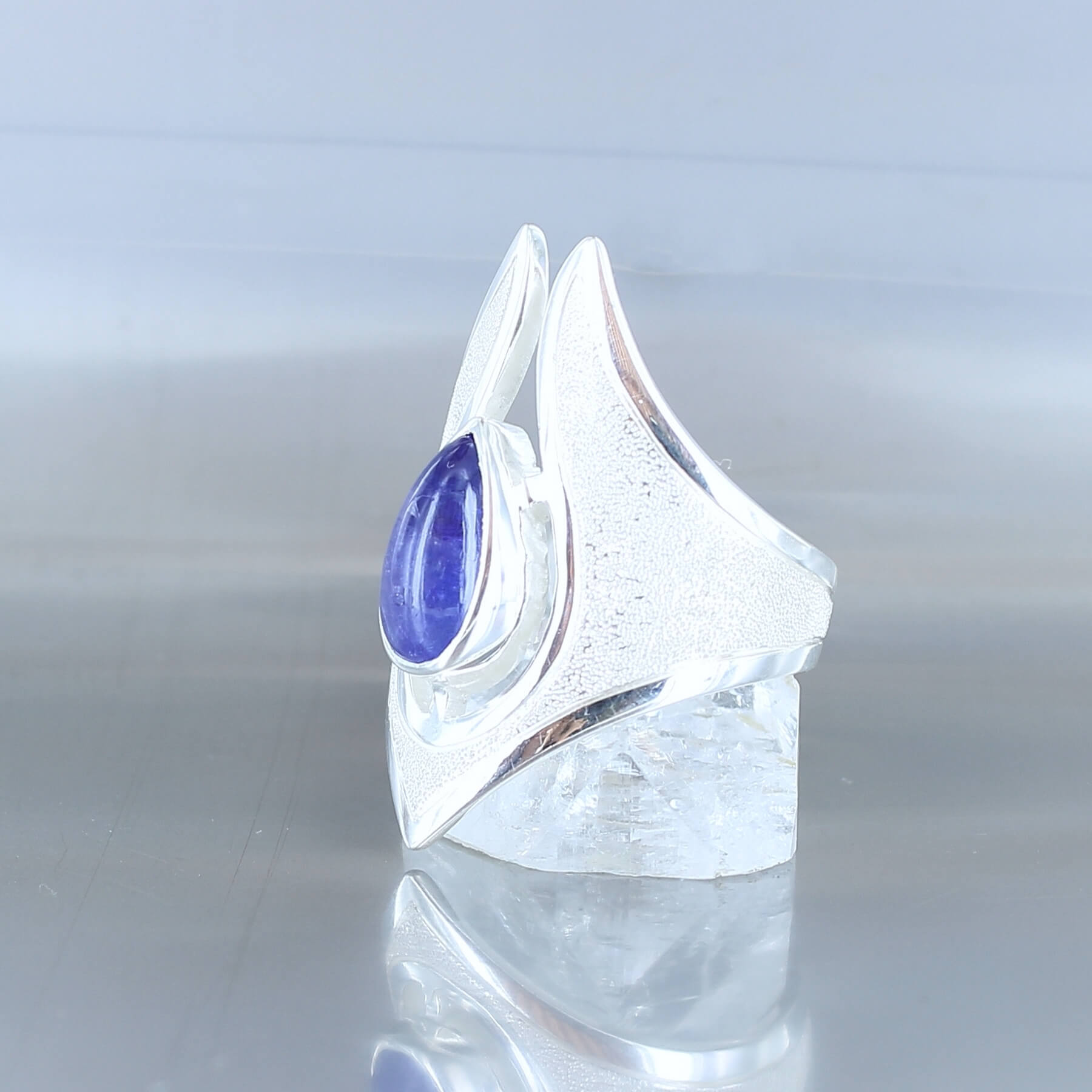 grande bague argent pour femme avec une tanzanite, pierre semi précieuse de couleur bleu