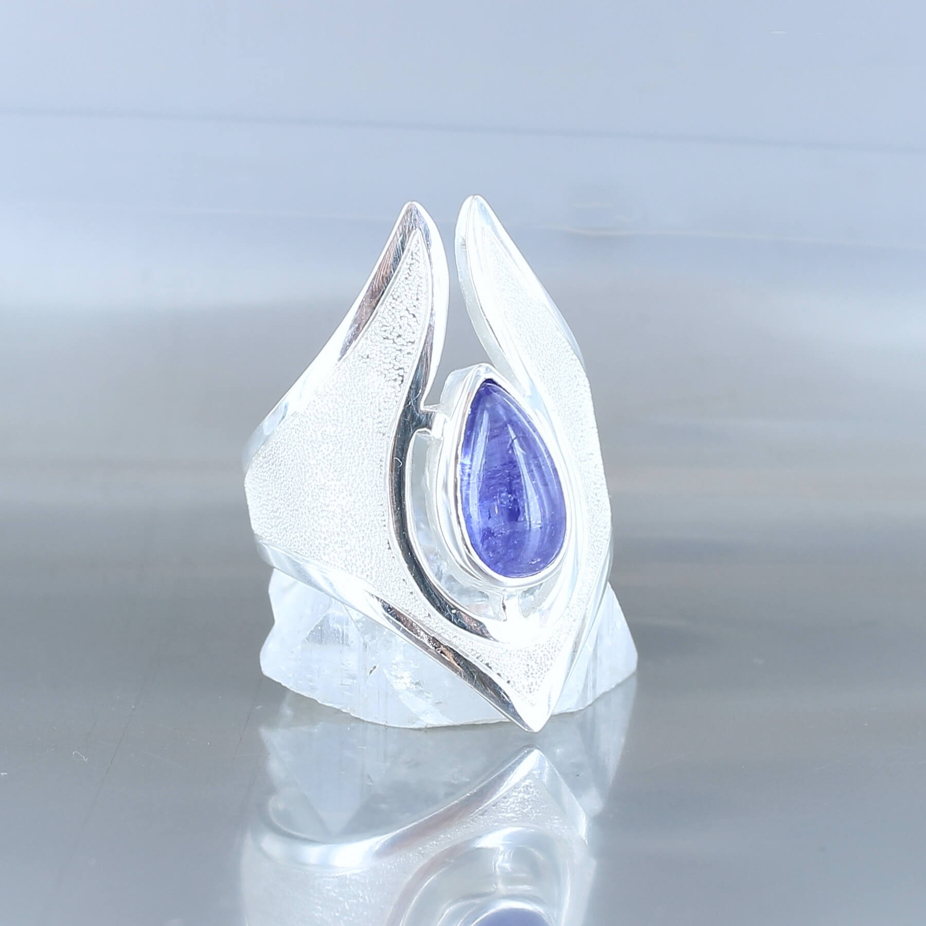 grande bague argent pour femme avec une tanzanite, pierre semi précieuse de couleur bleu
