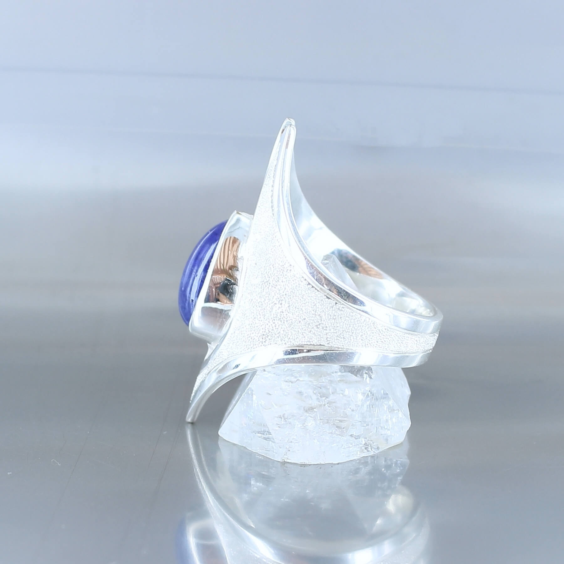grande bague argent pour femme avec une tanzanite, pierre semi précieuse de couleur bleu